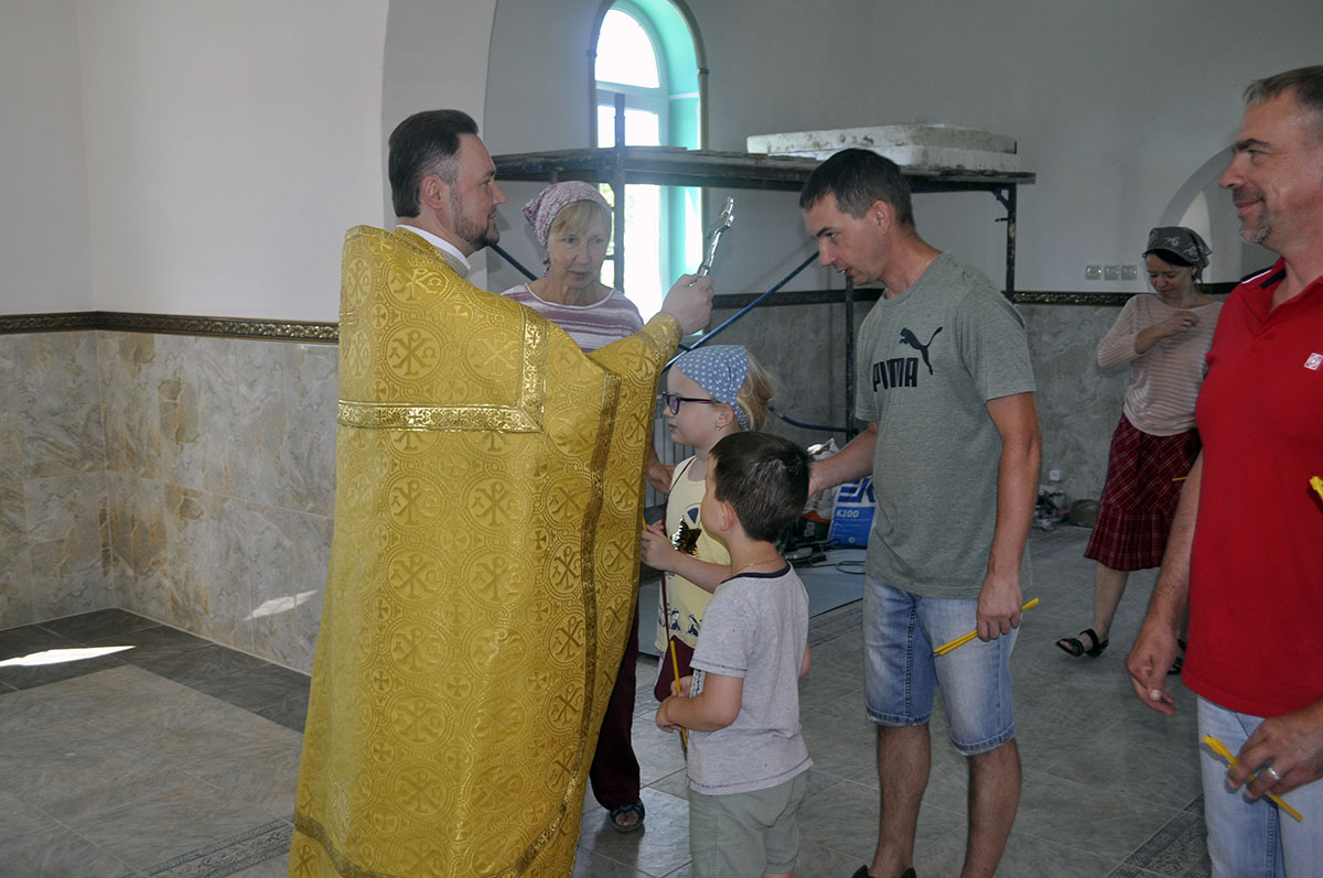 В строящемся храме в честь Святой Живоначальной Троицы в деревне Камайка был совершен водосвятный молебен