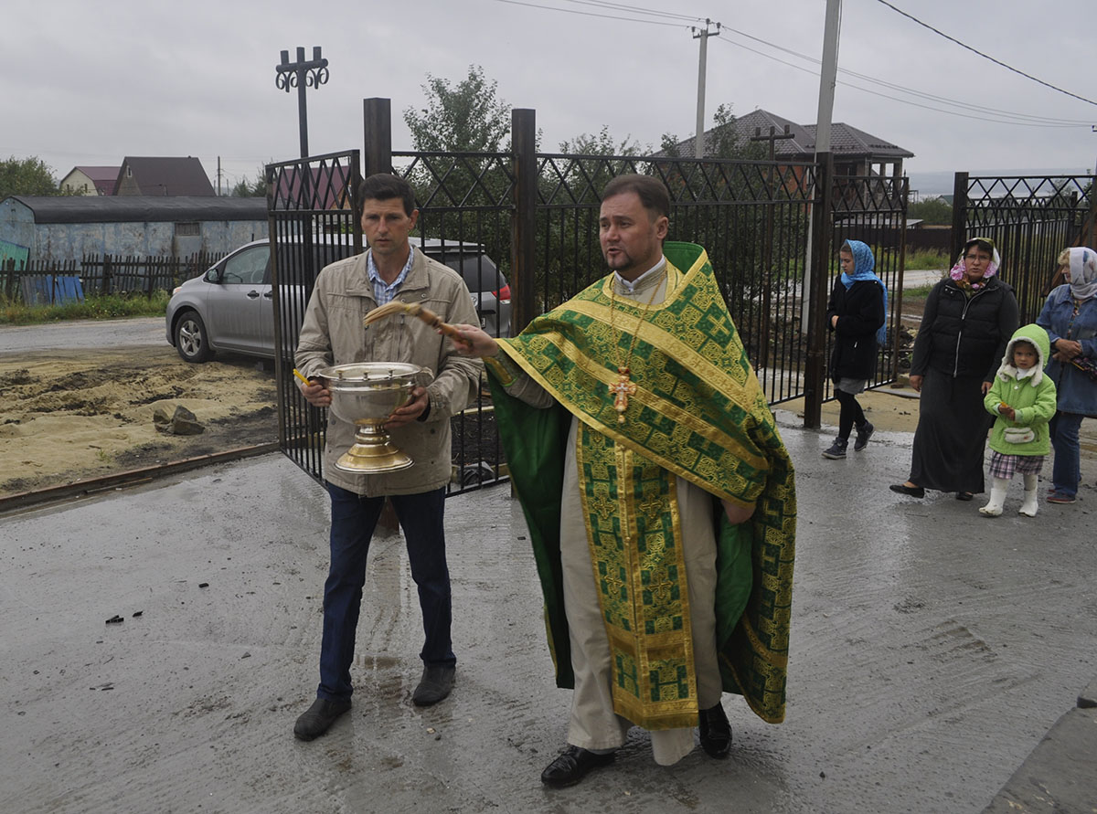 В строящемся храме в честь Святой Живоначальной Троицы в деревне Камайка был совершен водосвятный молебен