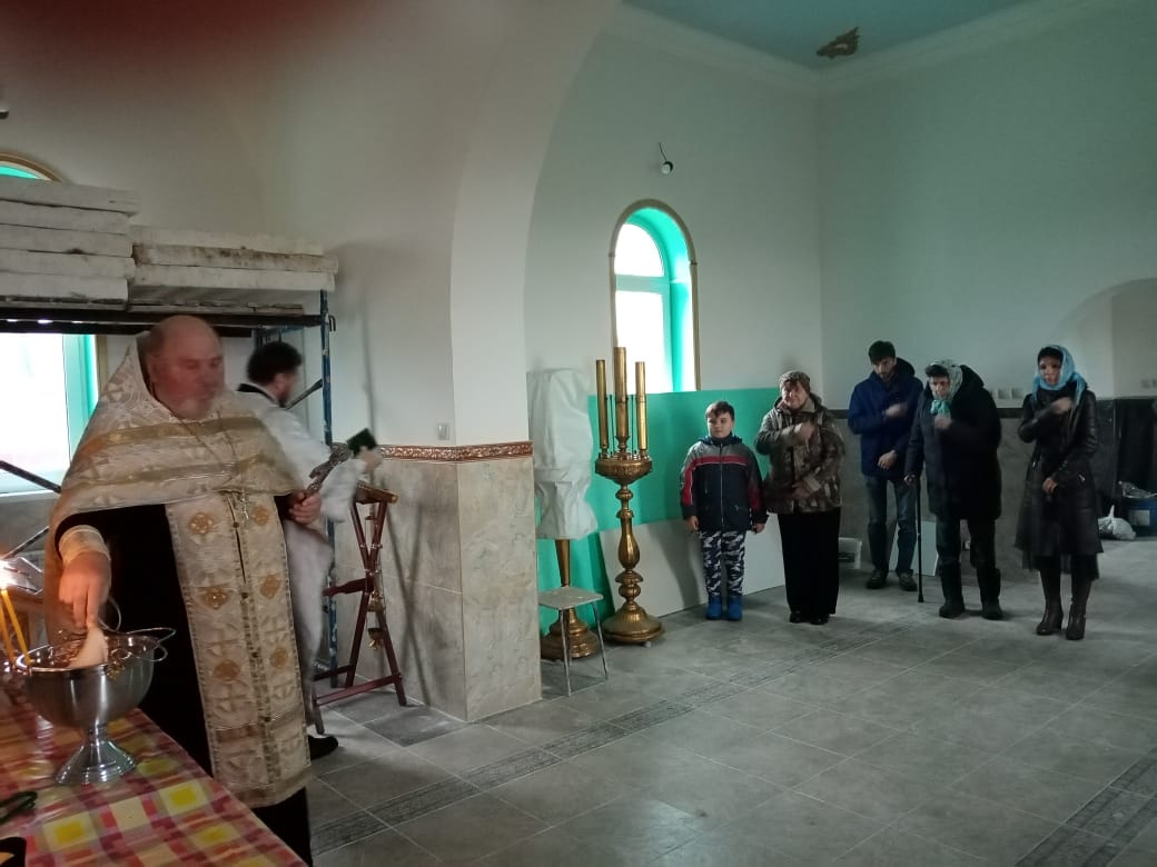В строящемся храме в честь Святой Живоначальной Троицы в деревне Камайка был совершен водосвятный молебен