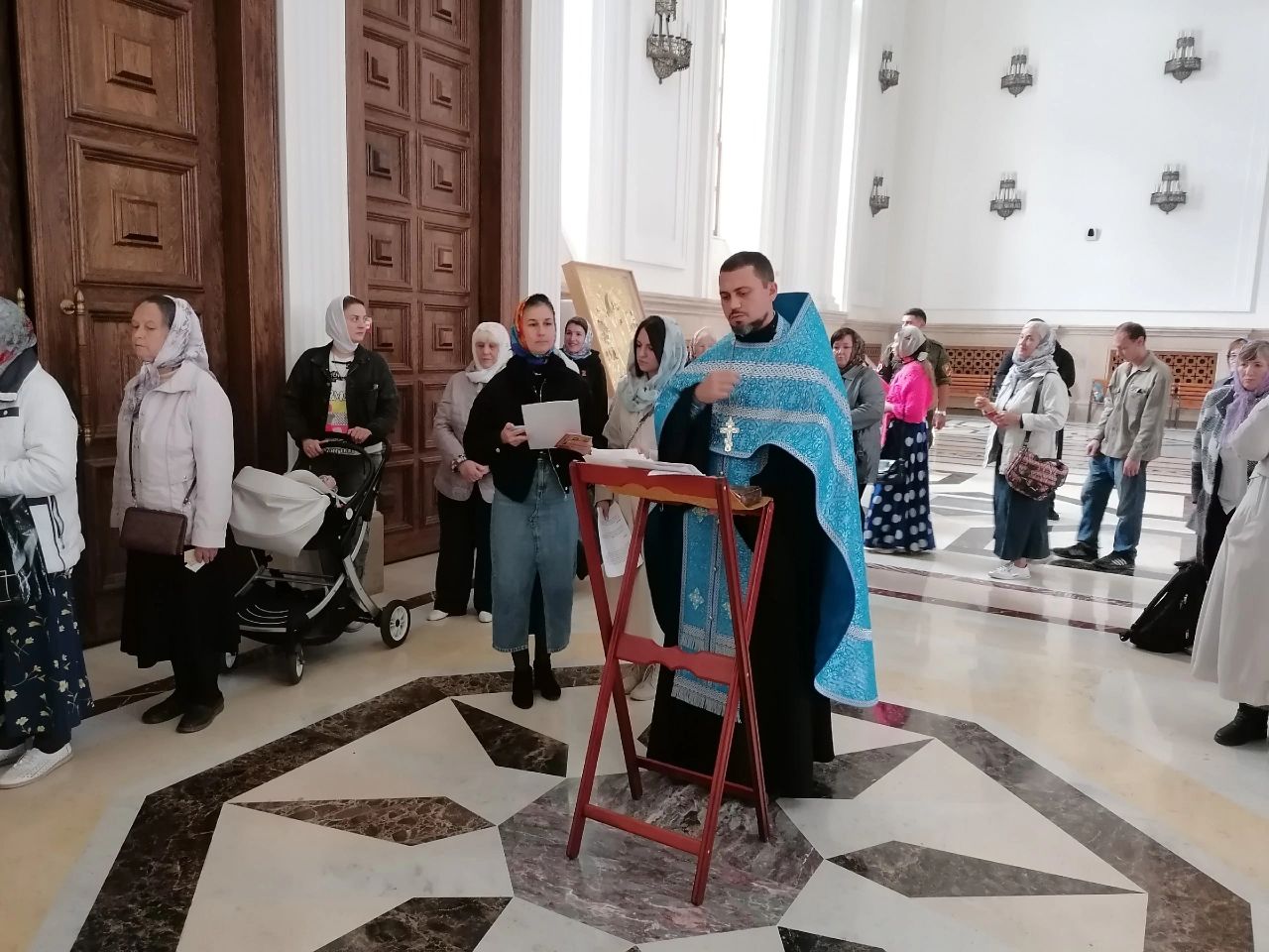 Иерей Владимир Журавлев совершил акафист Божией Матери в Кафедральном соборе