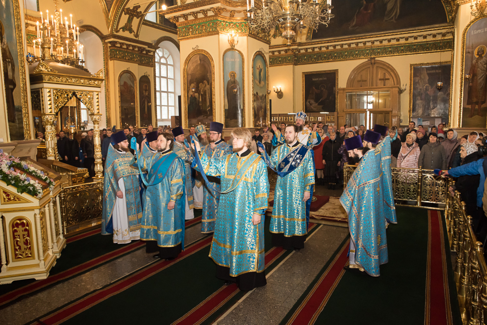 В праздник Благовещения Пресвятой Богородицы митрополит Серафим наградил протоиерея Александра Филиппова крестом с украшениями