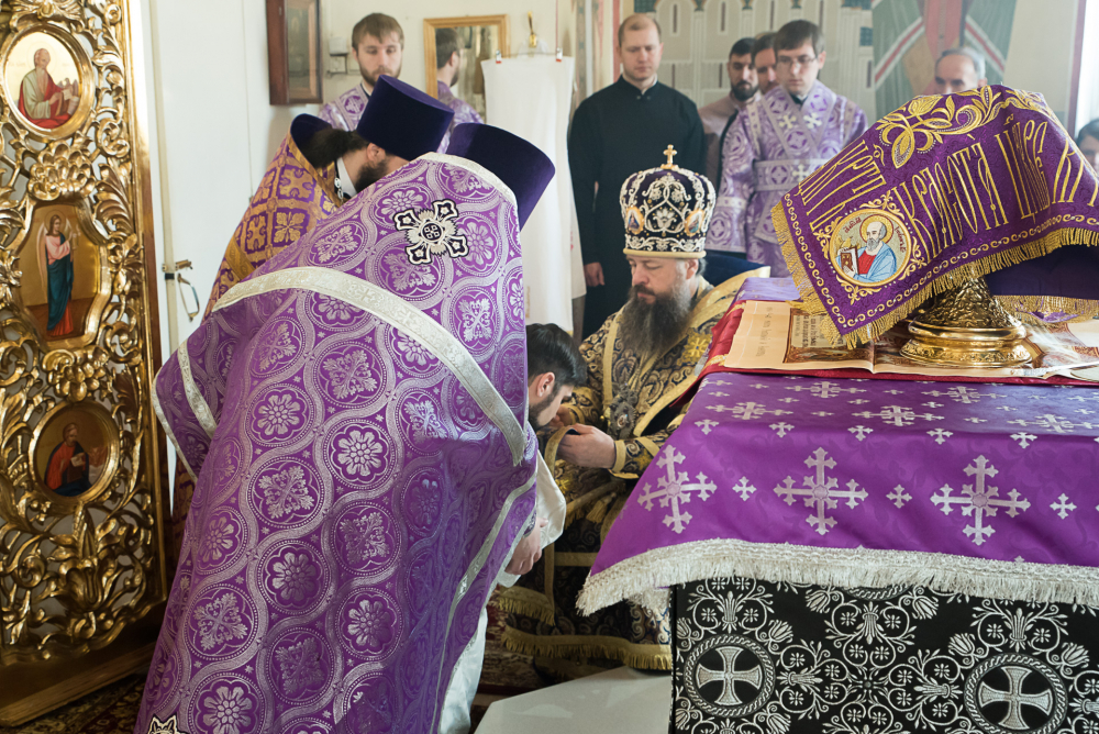 В Неделю Крестопоклонную митрополит Серафим совершил Литургию в нашем храме