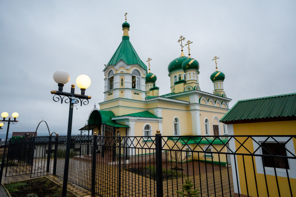 В Неделю 22-ю по Пятидесятнице митрополит Серафим совершил литургию в Троицком храме деревни Камайка
