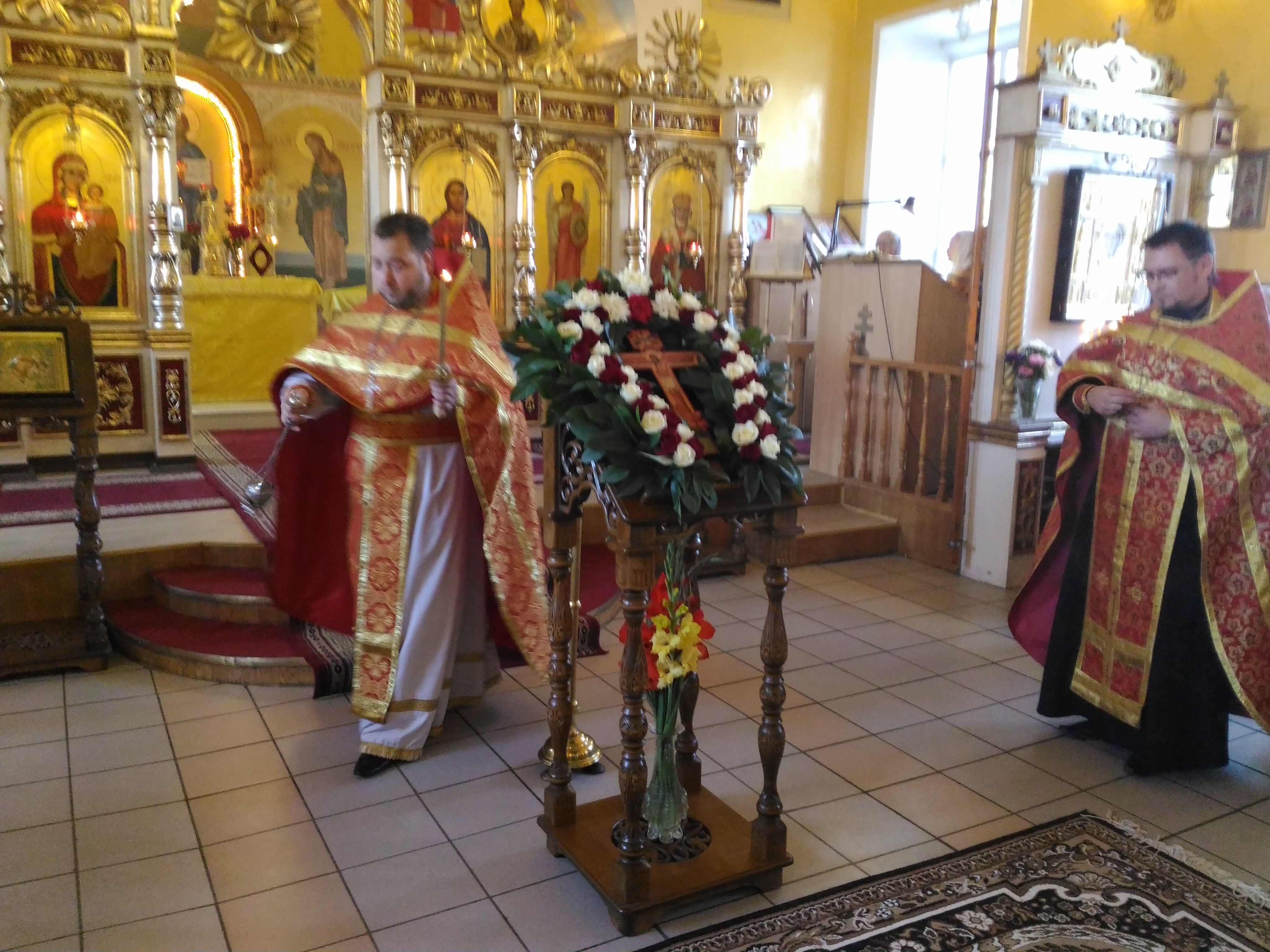 Вечерняя служба накануне праздника Происхождения (изнесения) Честных Древ Животворящего Креста Господня