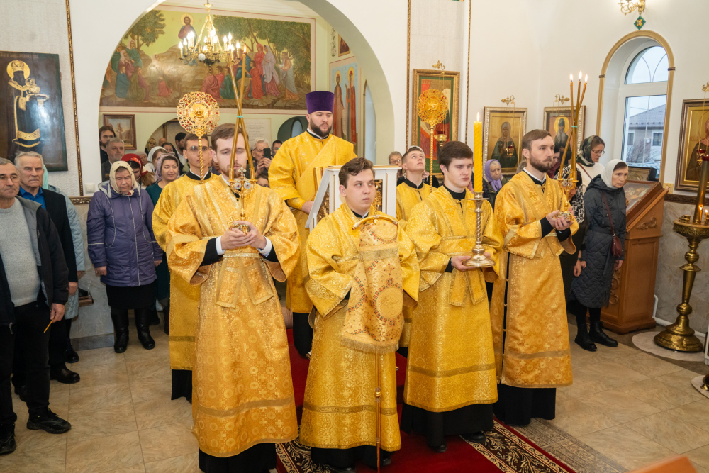 В Неделю 22-ю по Пятидесятнице митрополит Серафим совершил литургию в Троицком храме деревни Камайка
