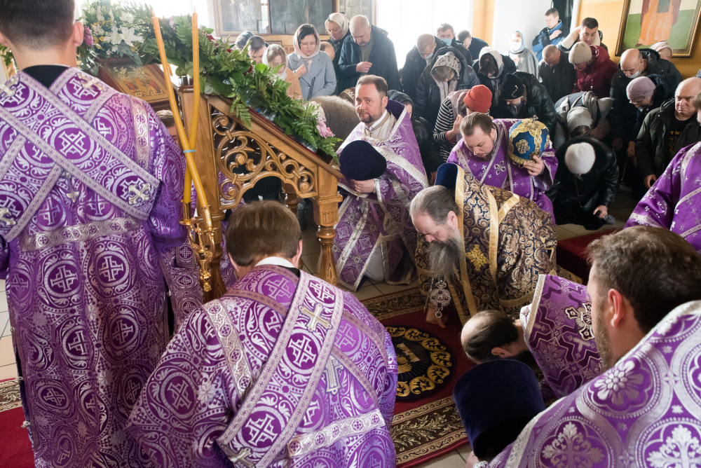 В Неделю Крестопоклонную митрополит Серафим совершил литургию в нашем храме