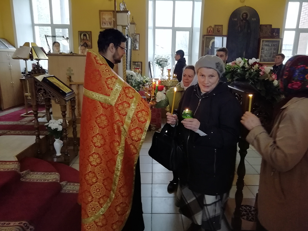 Раздача Благодатного огня за вечерней службой