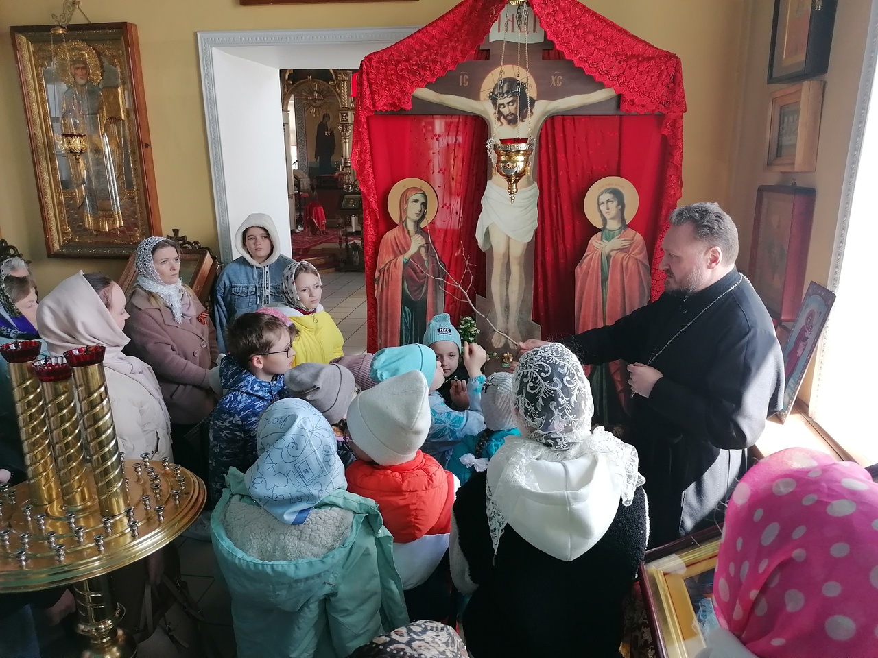 В День Победы школьники со своими родителями посетили Никольский храм