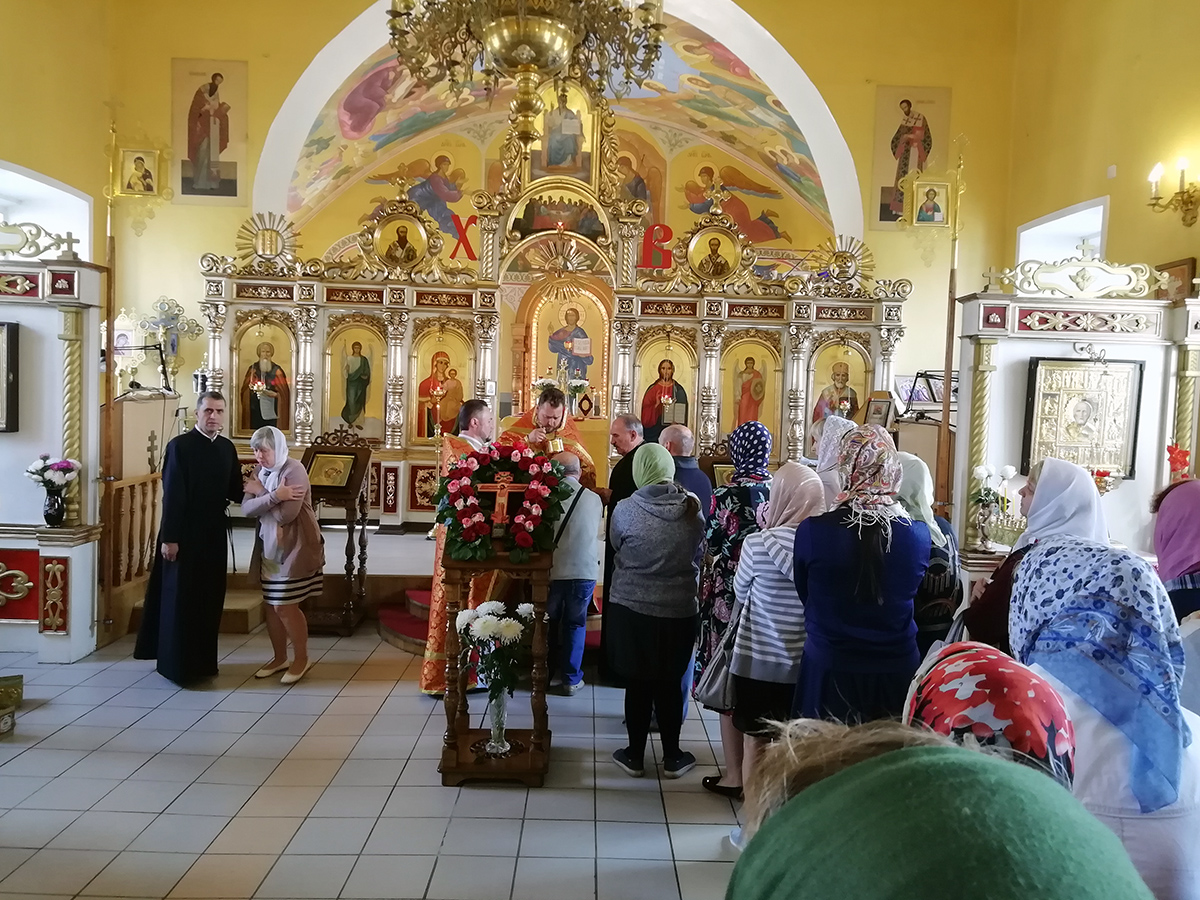 Празднование Происхождения (изнесения) Честных Древ Животворящего Креста Господня