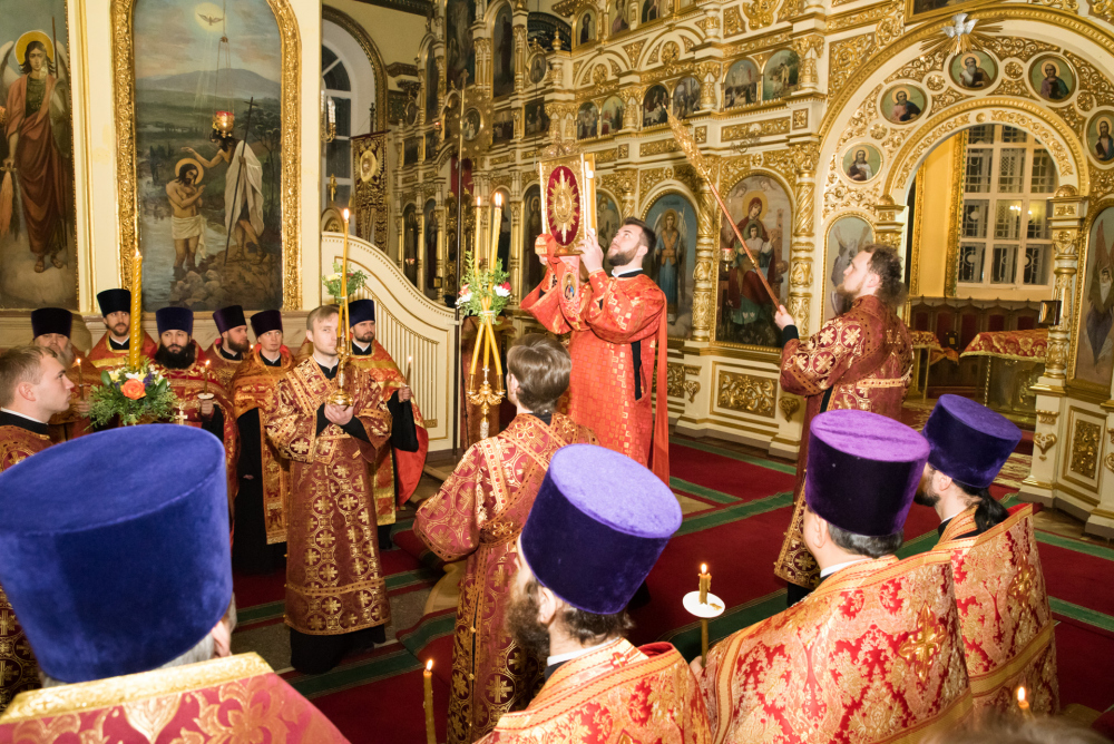 Митрополит Серафим и епископ Митрофан совершили всенощное бдение в Успенском соборе Пензы