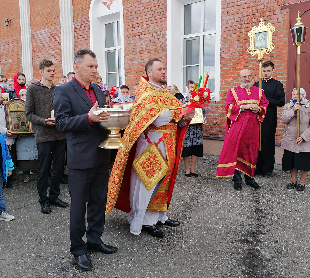 В пятницу Светлой седмицы протоиерей Александр Филиппов совершил Божественную литургию