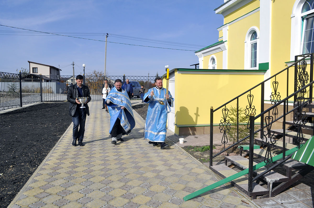 В строящемся храме в честь Святой Живоначальной Троицы в деревне Камайка был совершен водосвятный молебен