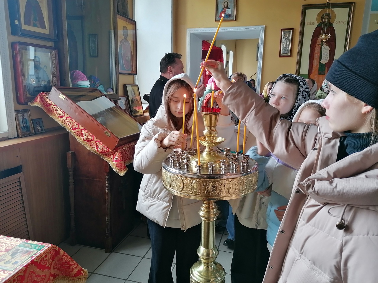 В День Победы школьники со своими родителями посетили Никольский храм