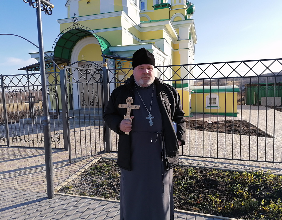 В строящемся храме в честь Святой Живоначальной Троицы в деревне Камайка был совершен водосвятный молебен