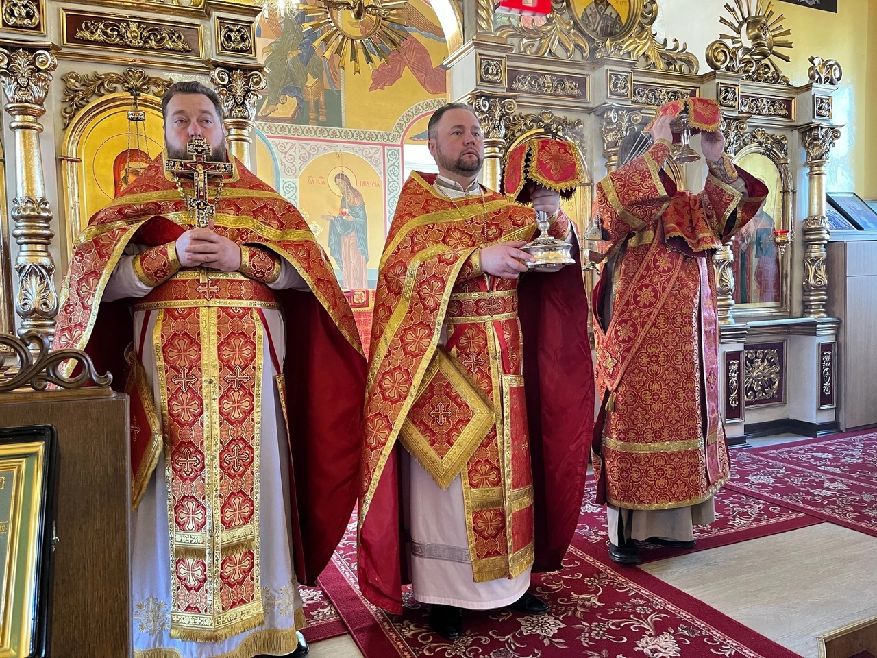 Богослужения в Неделю о расслабленном