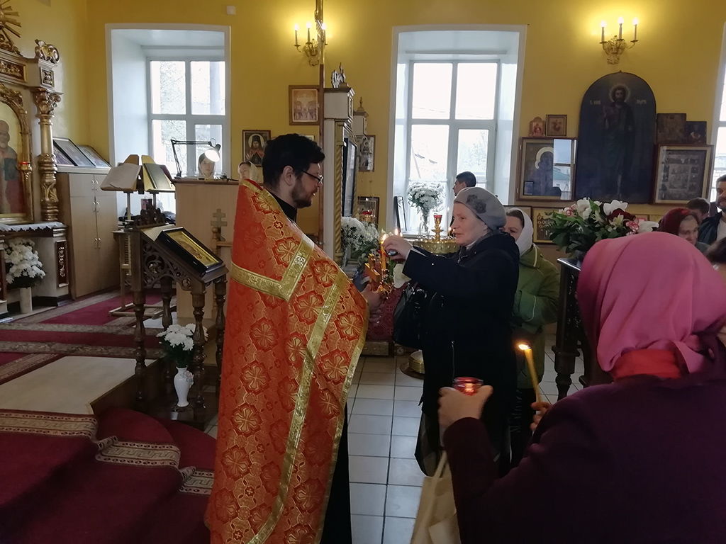 Раздача Благодатного огня за вечерней службой