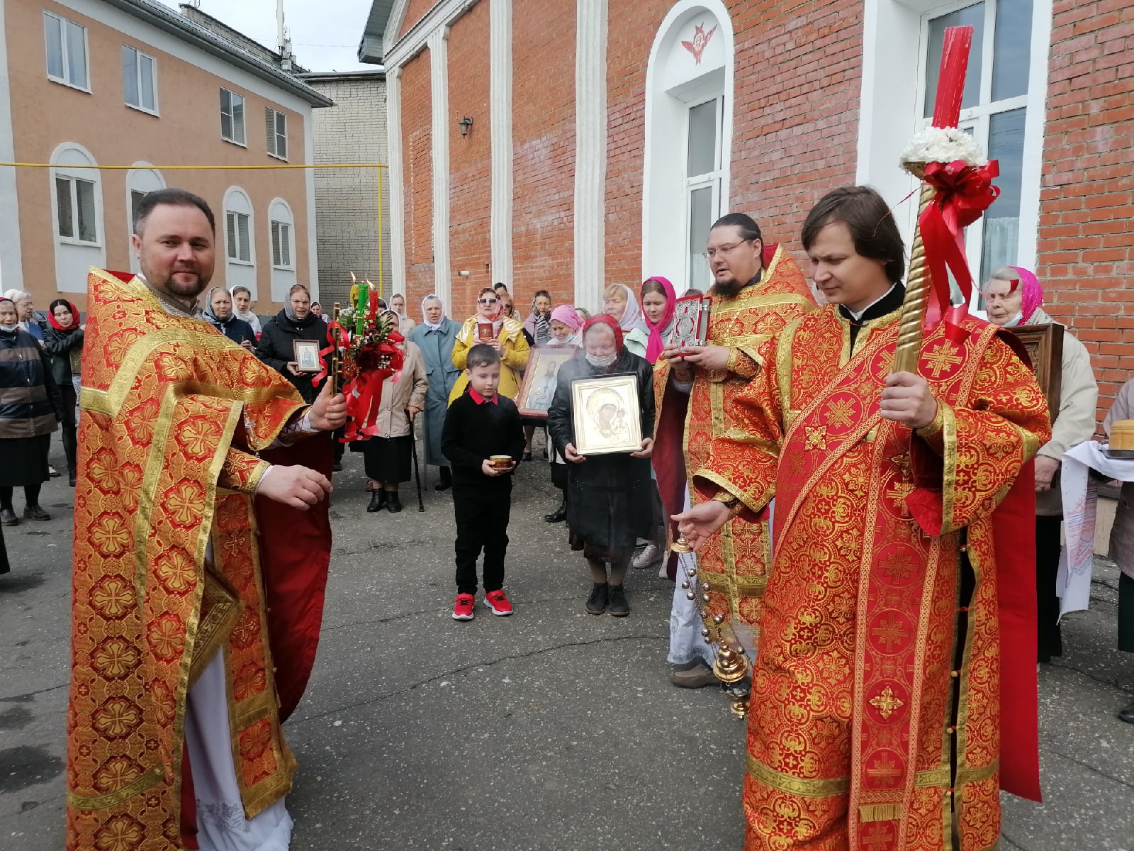 В понедельник Светлой седмицы протоиерей Александр Филиппов совершил Божественную литургию