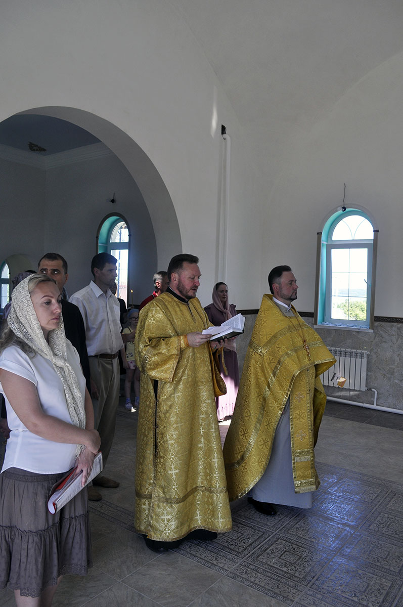 В строящемся храме в честь Святой Живоначальной Троицы в деревне Камайка был совершен водосвятный молебен