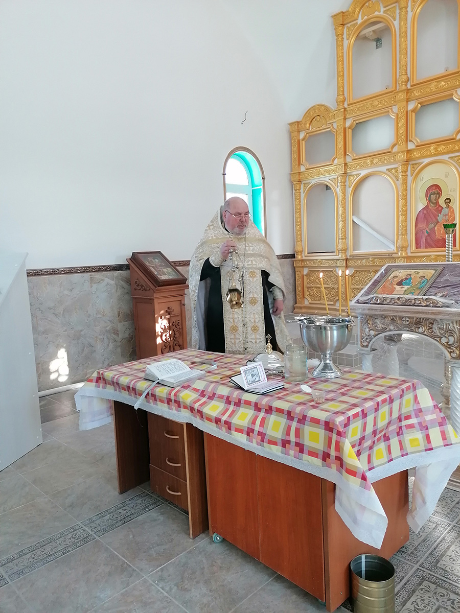В строящемся храме в честь Святой Живоначальной Троицы в деревне Камайка был совершен водосвятный молебен