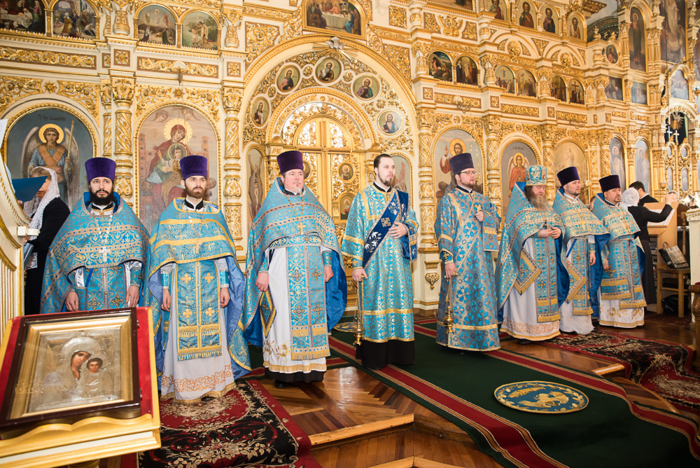 В праздник Благовещения Пресвятой Богородицы митрополит Серафим наградил протоиерея Александра Филиппова крестом с украшениями