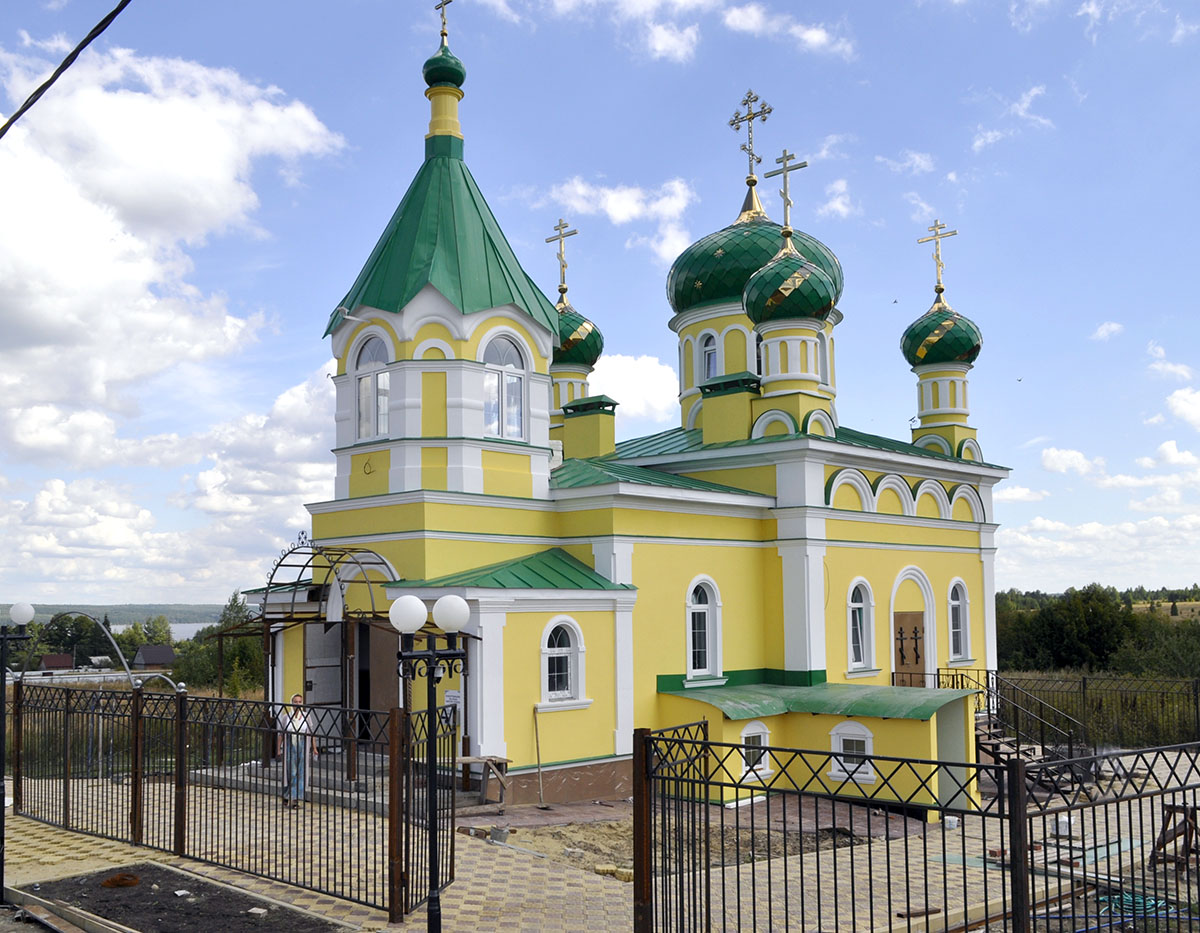В строящемся храме в честь Святой Живоначальной Троицы в деревне Камайка был совершен молебен на освящение колокола