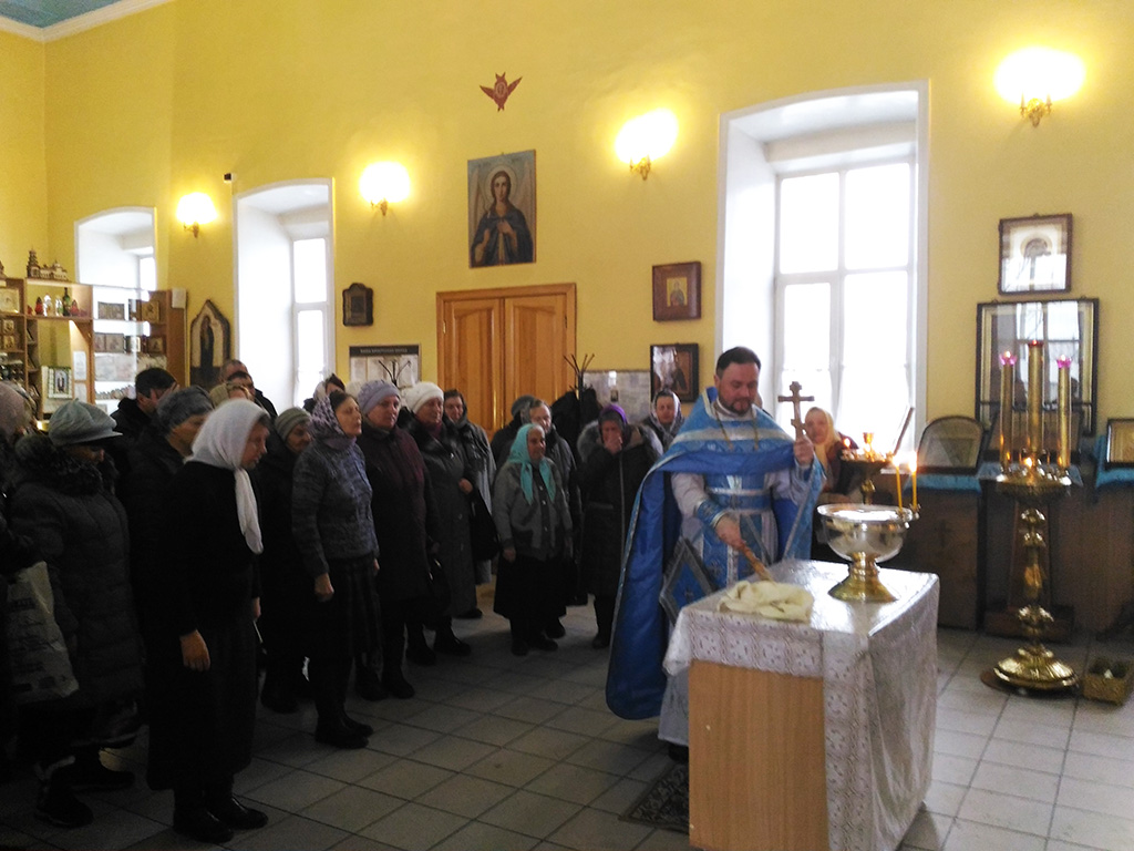 Протоиерей Александр Филиппов совершил водосвятный молебен с акафистом Божией Матери перед Ея чудотворным образом "Неупиваемая чаша"