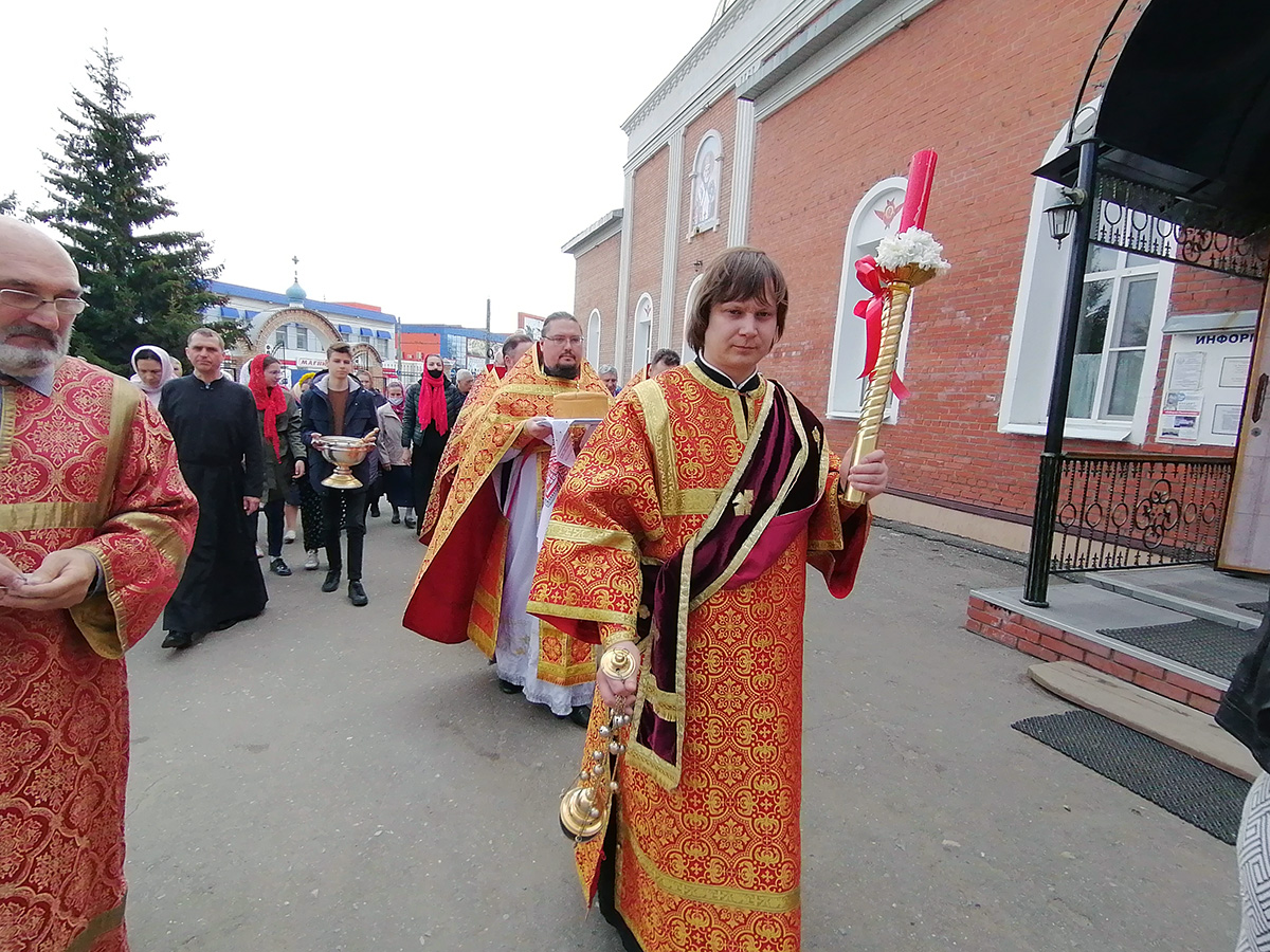 В понедельник Светлой седмицы протоиерей Александр Филиппов совершил Божественную литургию