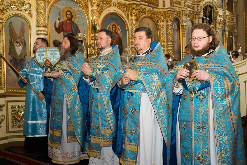 В праздник Благовещения Пресвятой Богородицы митрополит Серафим наградил протоиерея Александра Филиппова крестом с украшениями