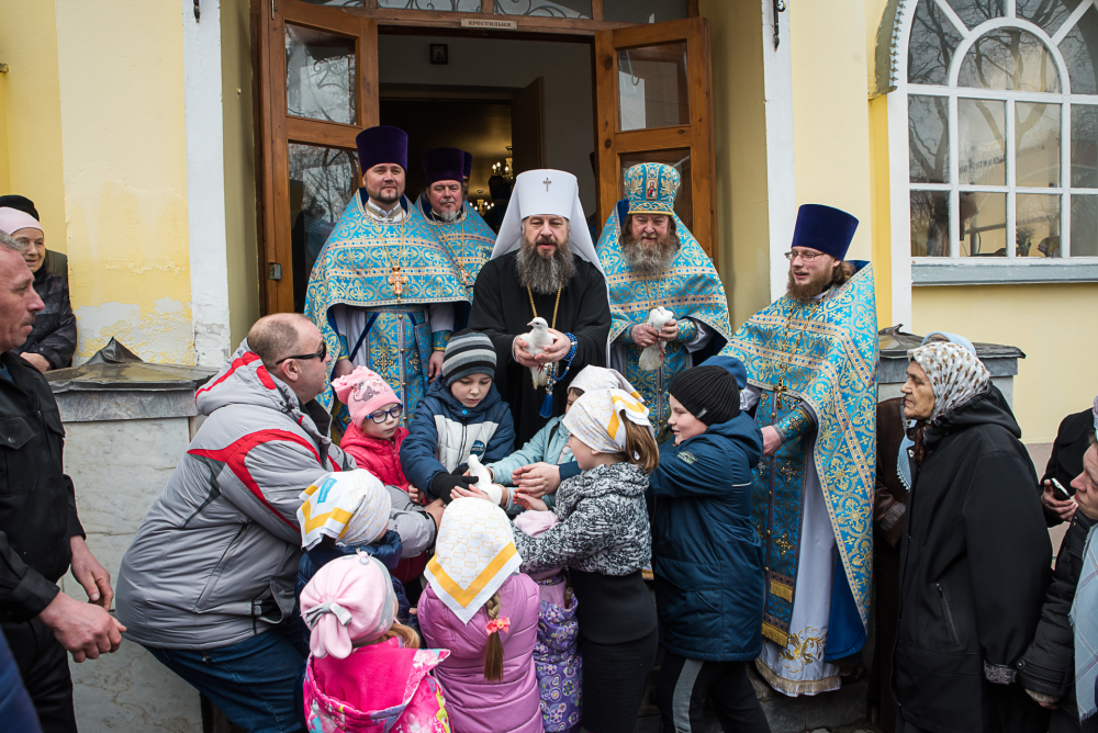 В праздник Благовещения Пресвятой Богородицы митрополит Серафим наградил протоиерея Александра Филиппова крестом с украшениями