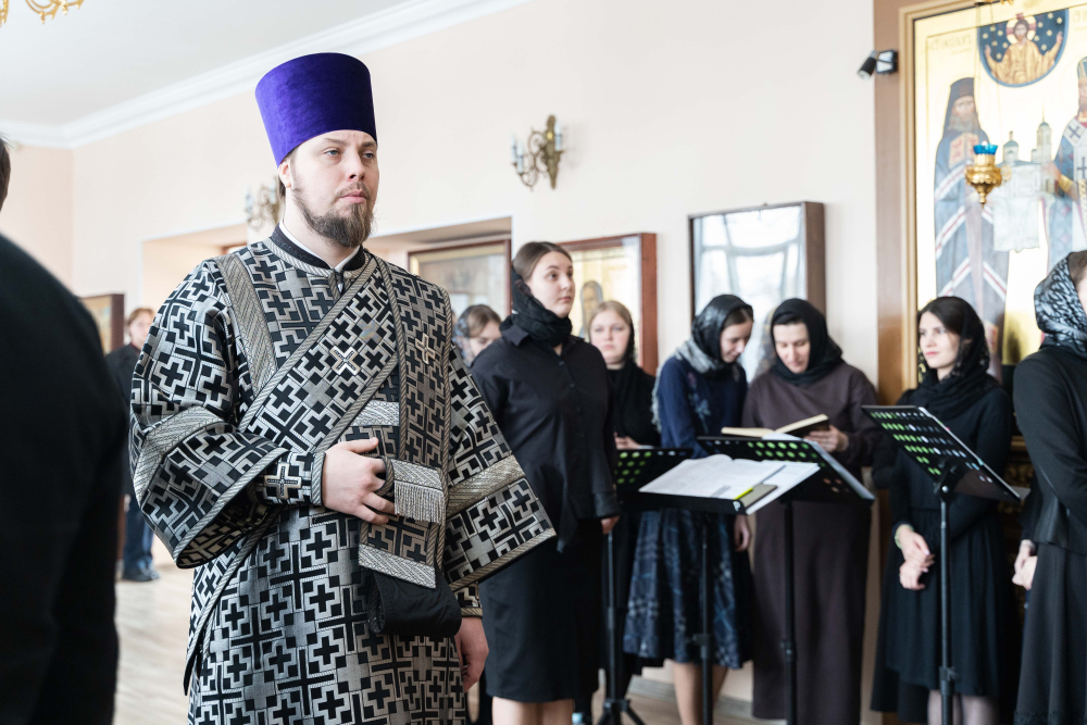 Протоиерей Александр Филиппов  сослужил  митрополиту Серафиму за литургией в храме святителя Иннокентия Иркутского при семинарии