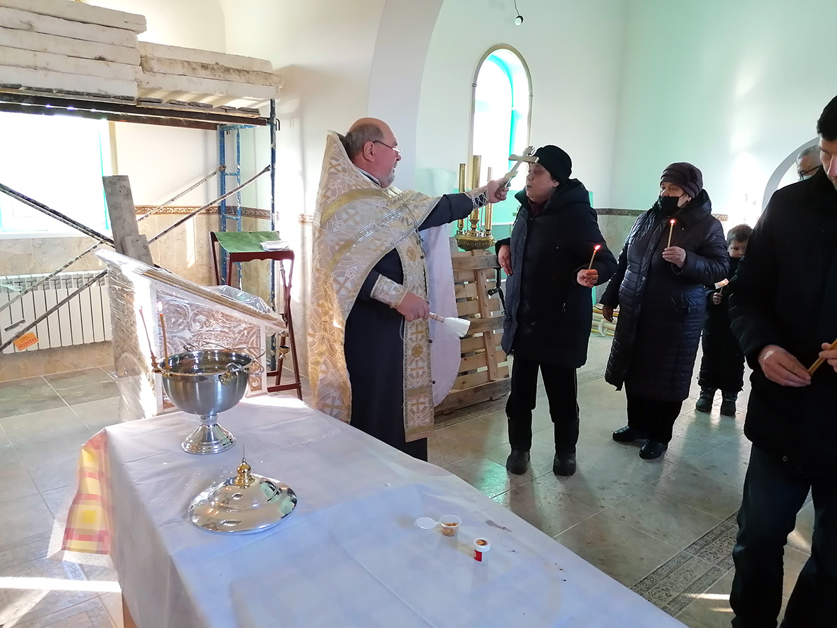 В строящемся храме в честь Святой Живоначальной Троицы в деревне Камайка был совершен водосвятный молебен