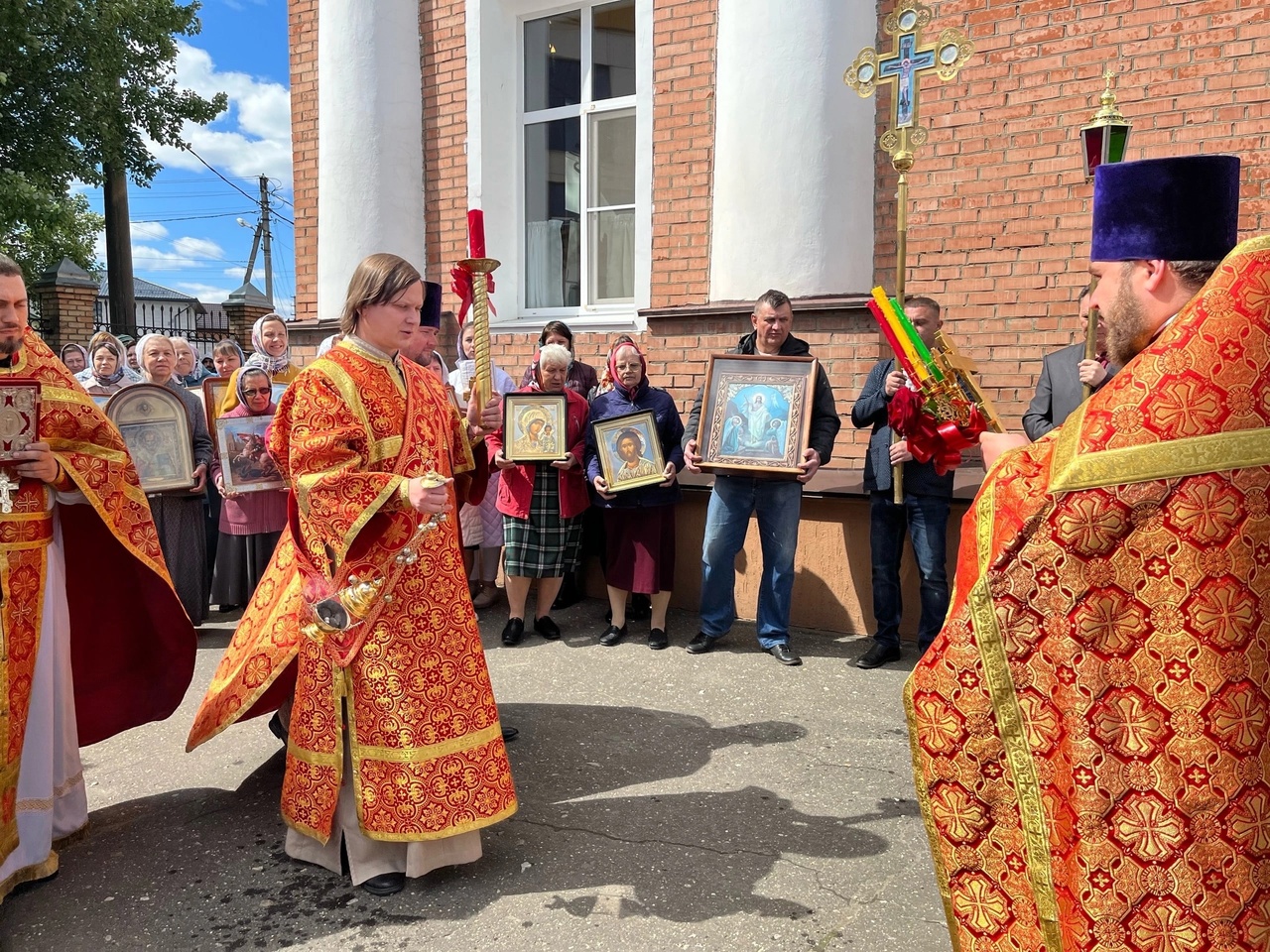 Богослужения в Неделю о расслабленном