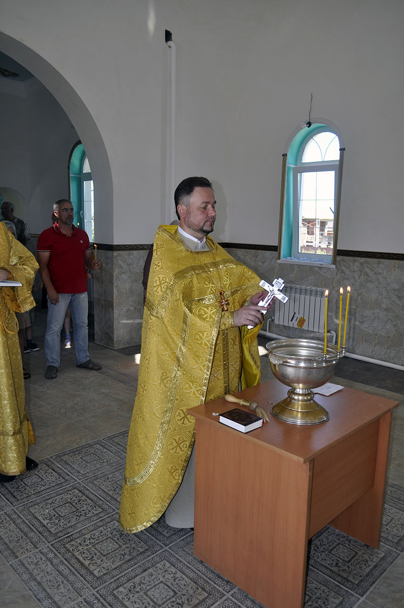 В строящемся храме в честь Святой Живоначальной Троицы в деревне Камайка был совершен водосвятный молебен