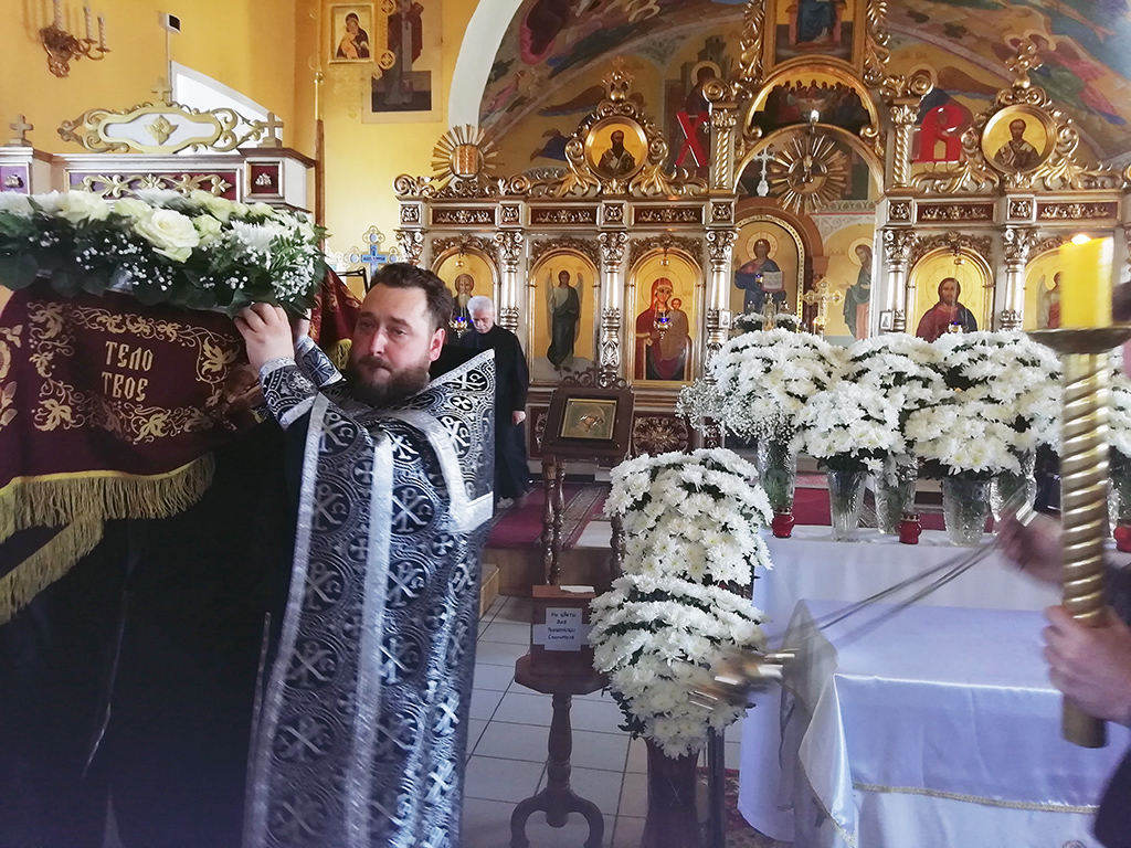 В Великий Пяток протоиерей Александр Филиппов совершил вечерню с выносом Плащаницы Спасителя