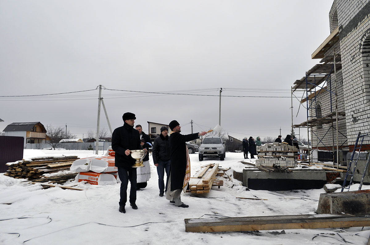 Протоиерей Александр Филиппов совершил великое освящение воды около строящегося храма Живоначальной Троицы в деревне Камайка
