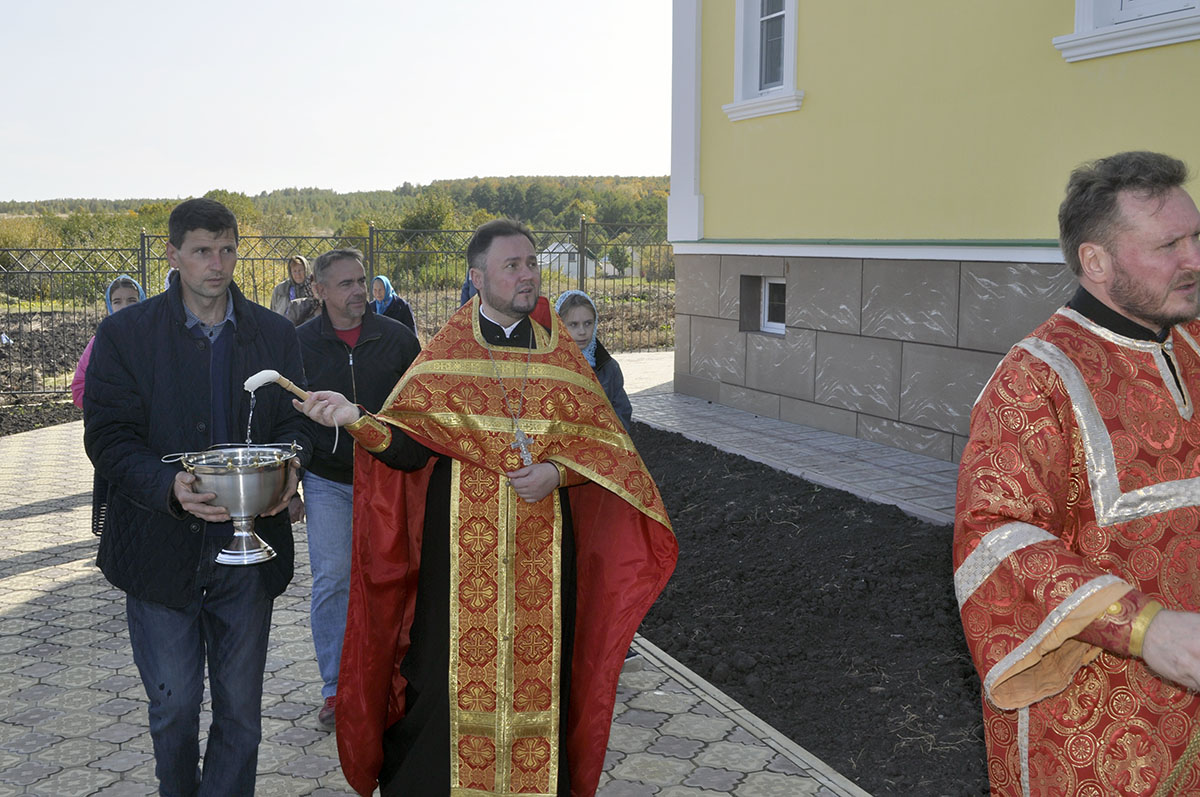 В строящемся храме в честь Святой Живоначальной Троицы в деревне Камайка был совершен водосвятный молебен