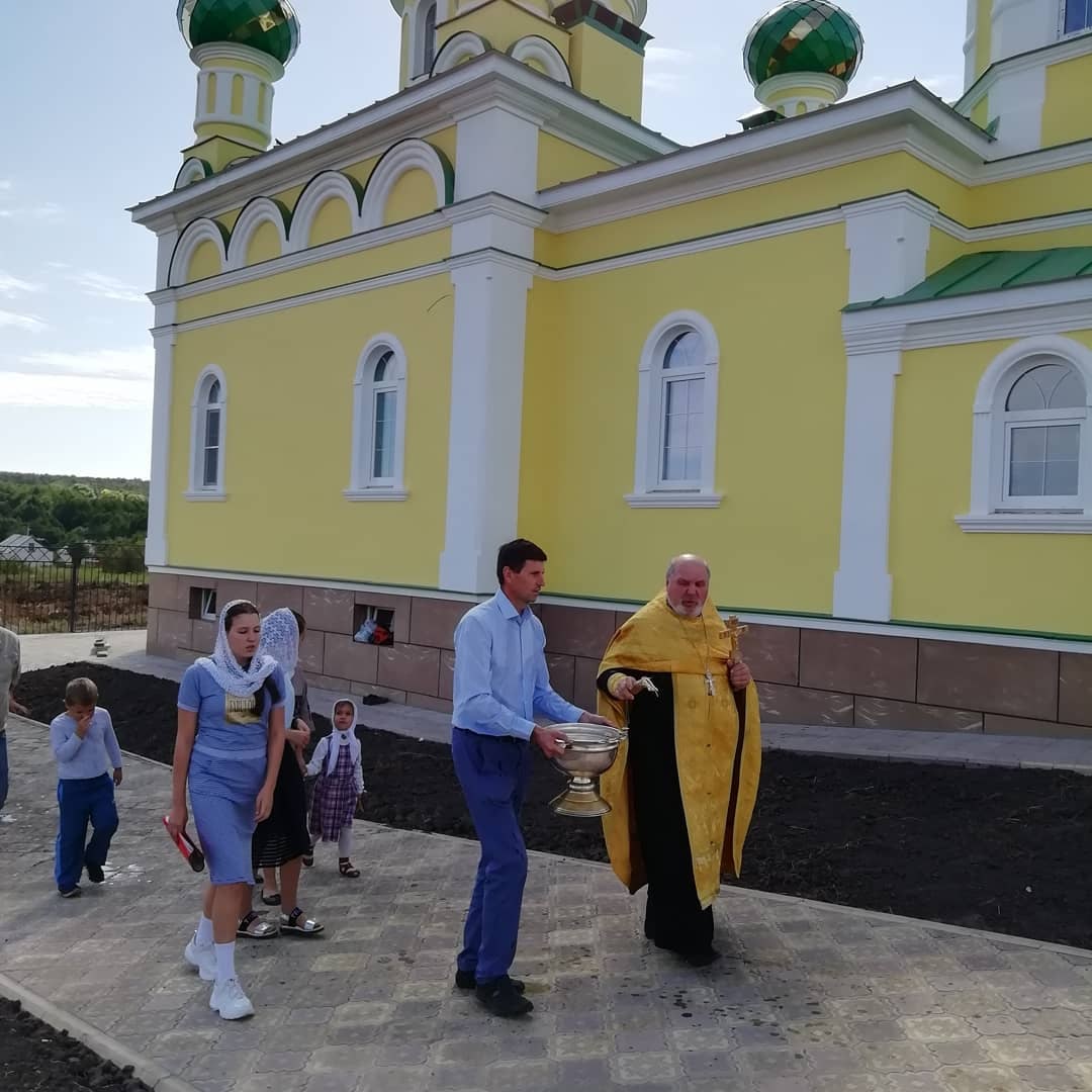 В строящемся храме в честь Святой Живоначальной Троицы в деревне Камайка был совершен водосвятный молебен
