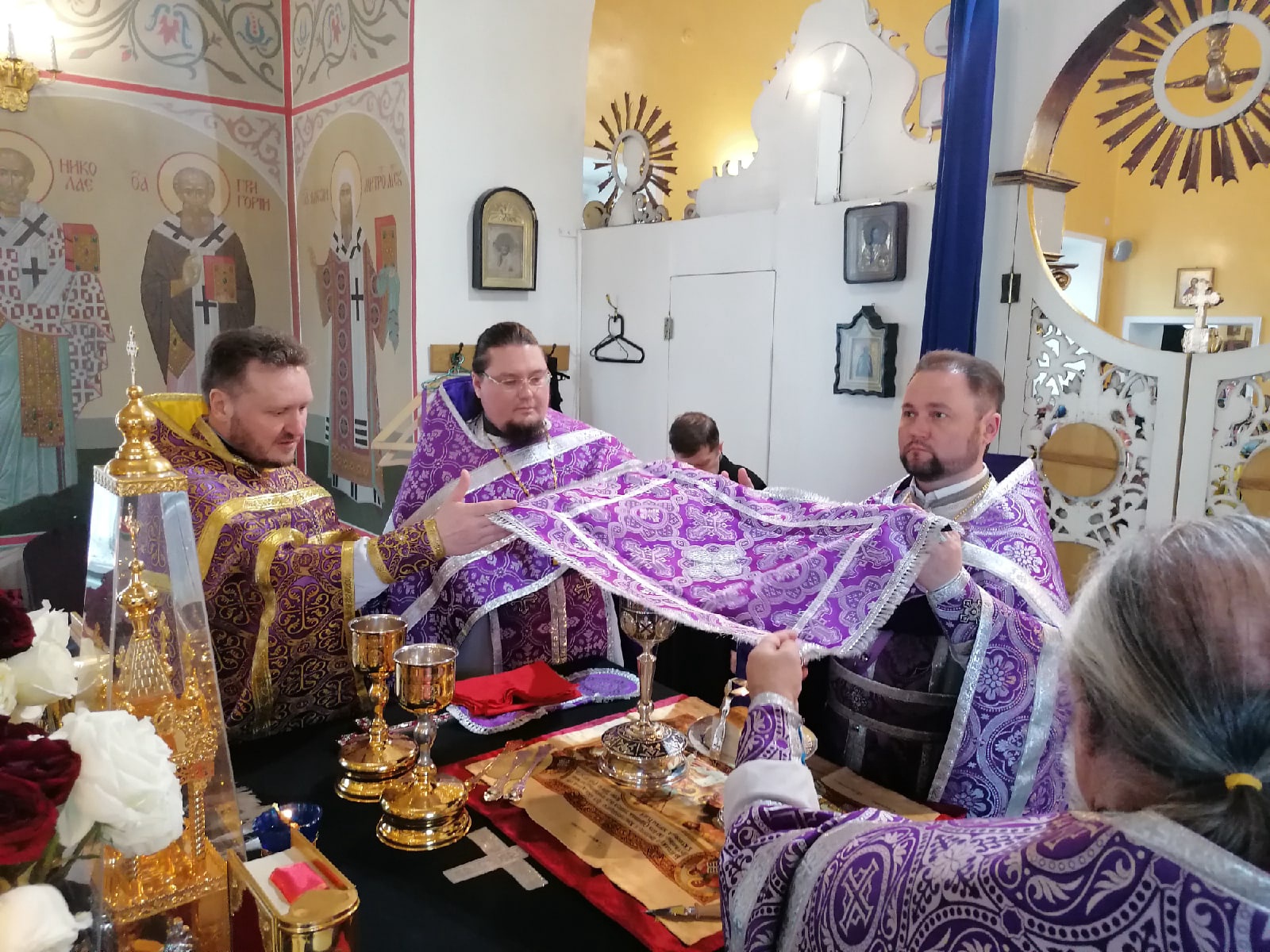 В Великий Четверг протоиерей Александр Филиппов совершил вечерню и Божественную литургию