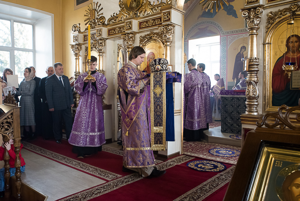 В Неделю Крестопоклонную митрополит Серафим совершил литургию в нашем храме