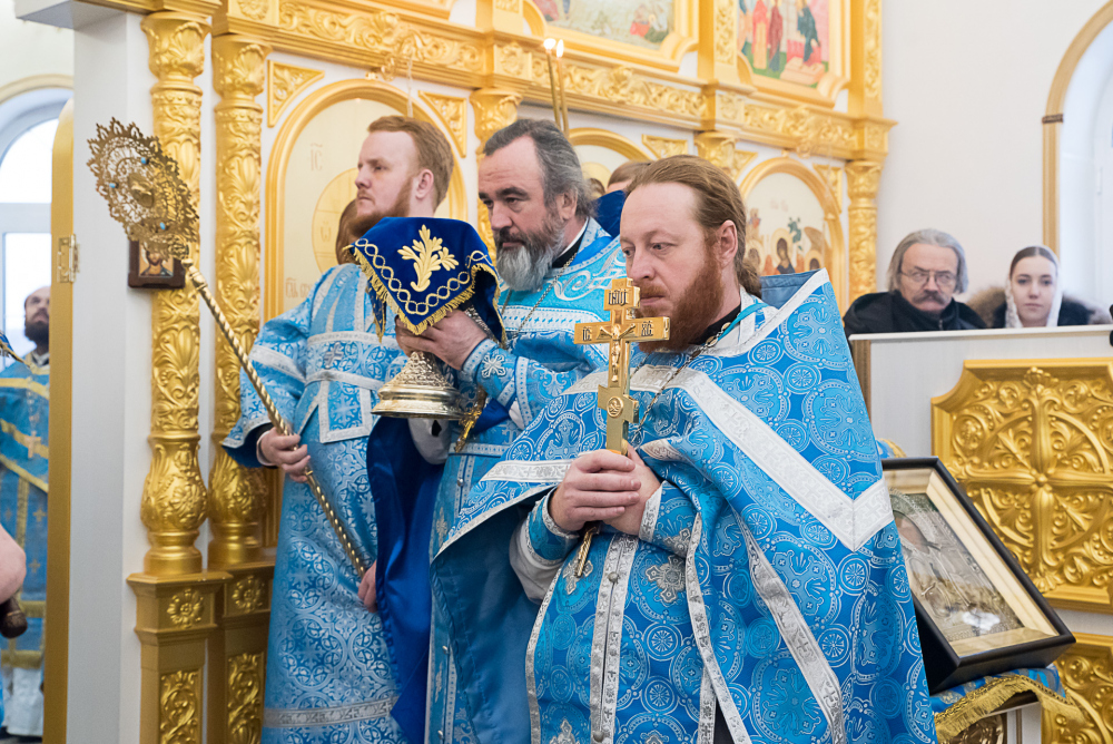 Протоиерей Александр Филиппов сослужил митрополиту Серафиму   за литургией в Троицком храме в деревне Камайке
