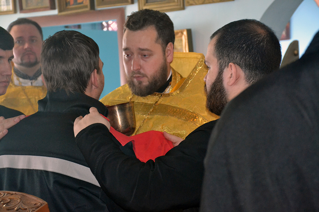 В храме в честь иконы Божией Матери "Взыскание погибших" при ИК-7  была совершена божественная литургия