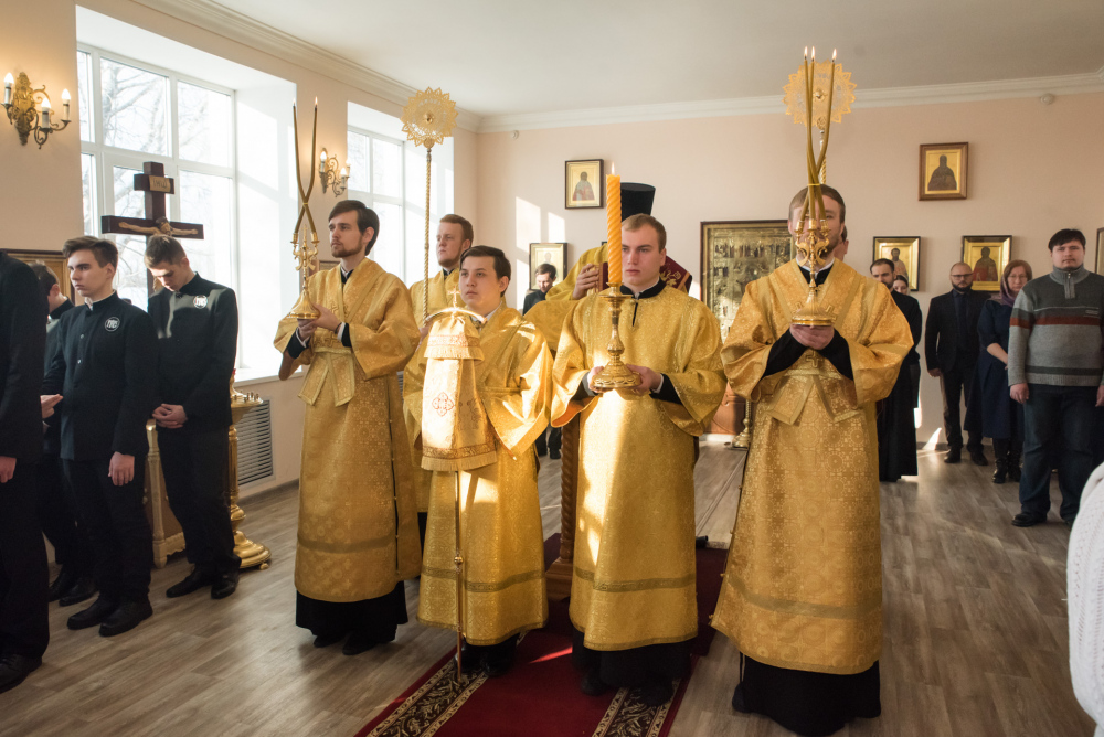 В день престольного праздника в Пензенской духовной семинарии митрополит Серафим наградил протоиерея Александра Филиппова Архиерейской благословенной грамотой