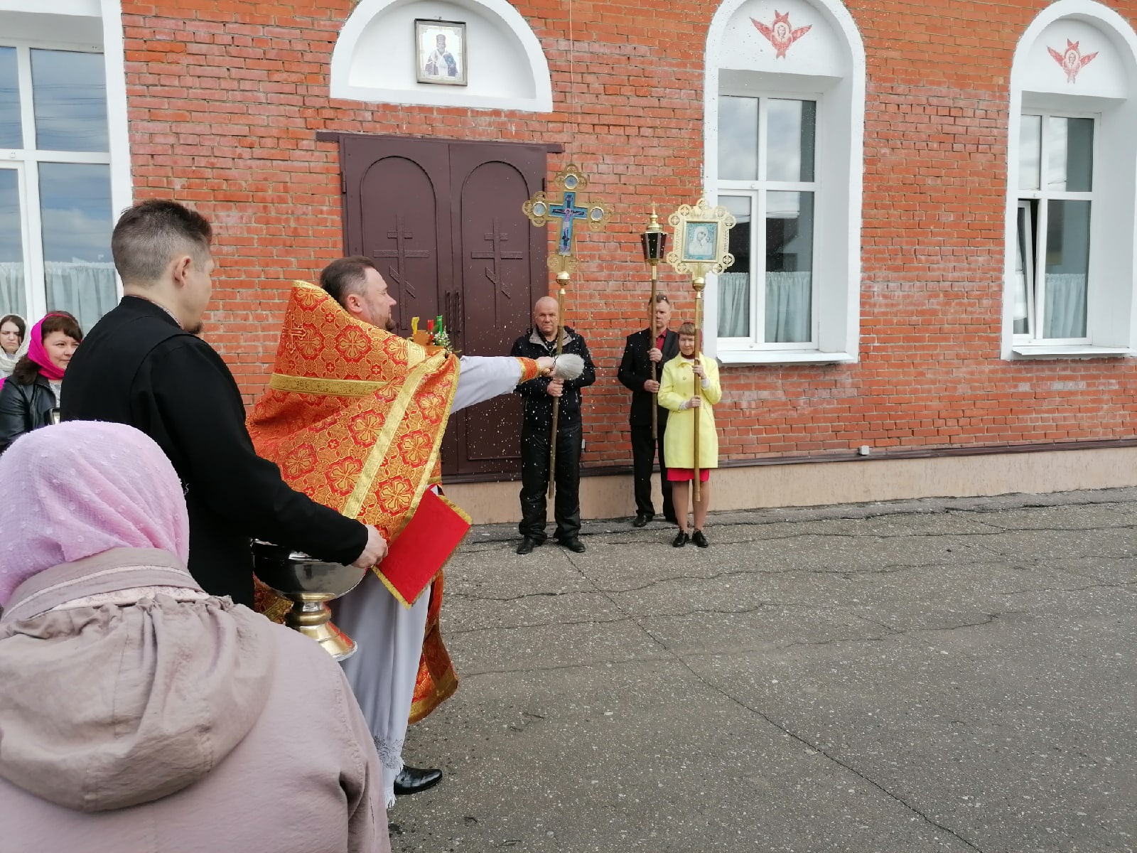 В понедельник Светлой седмицы протоиерей Александр Филиппов совершил Божественную литургию