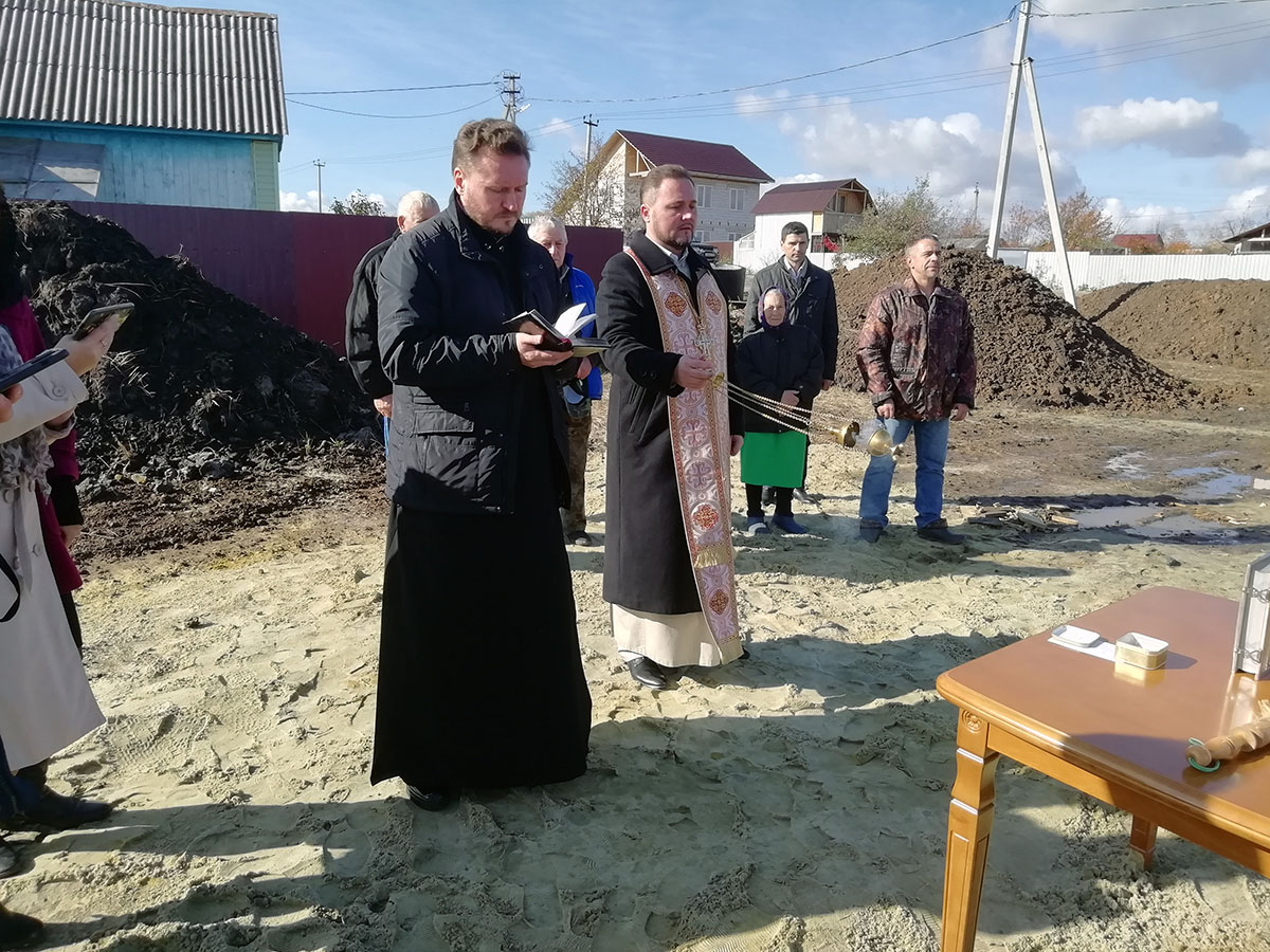 Протоиерей Александр Филиппов совершил первый водосвятный молебен около строящегося храма Живоначальной Троицы в селе Камайка