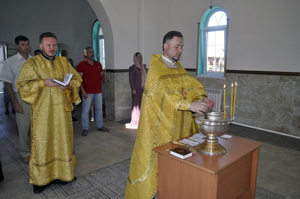 В строящемся храме в честь Святой Живоначальной Троицы в деревне Камайка был совершен водосвятный молебен