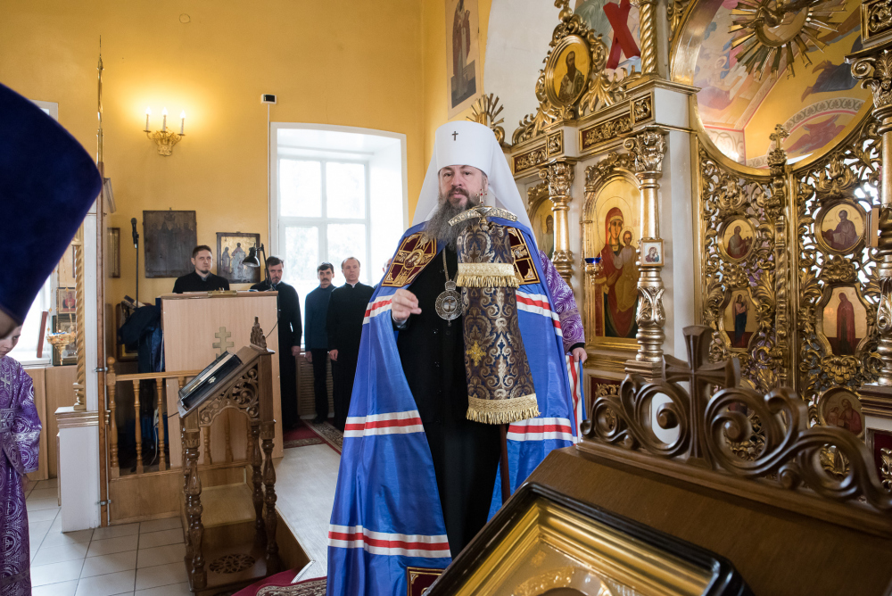  В Неделю Крестопоклонную митрополит Серафим совершил литургию в нашем храме