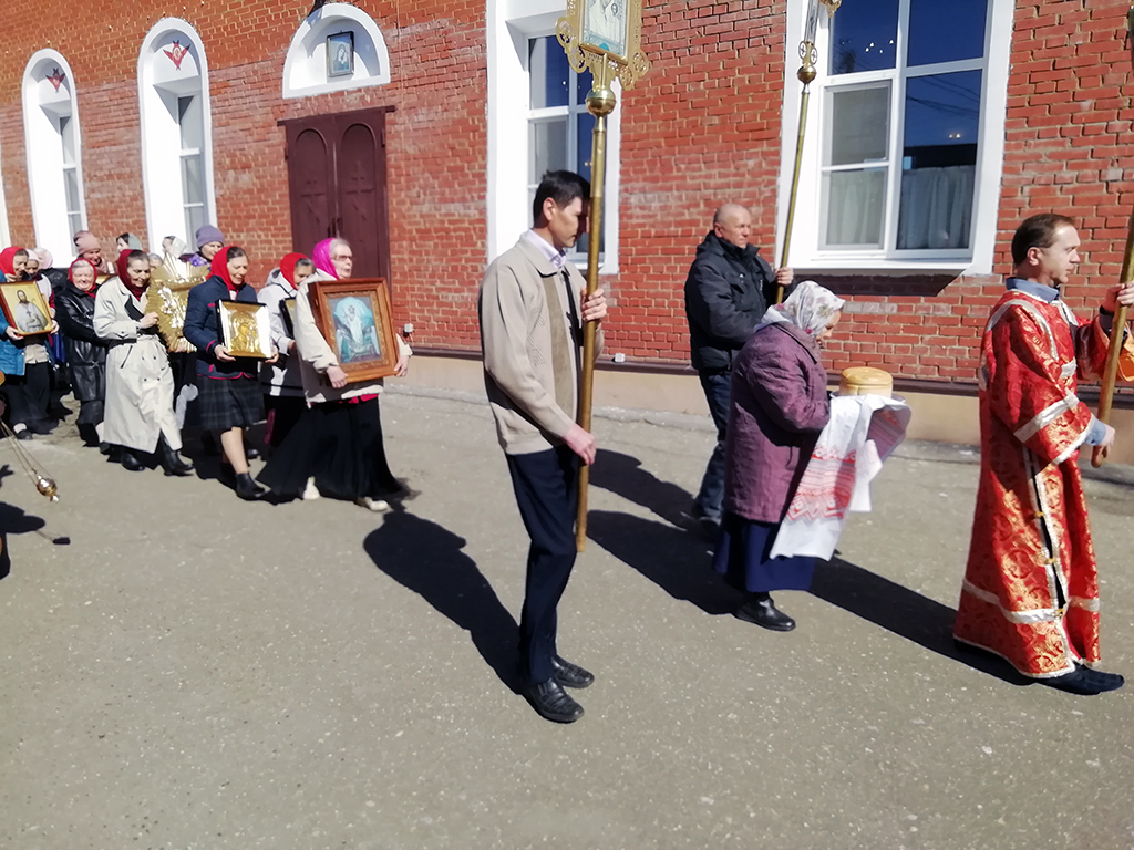 В понедельник Светлой седмицы протоиерей Александр Филиппов совершил Божественную литургию