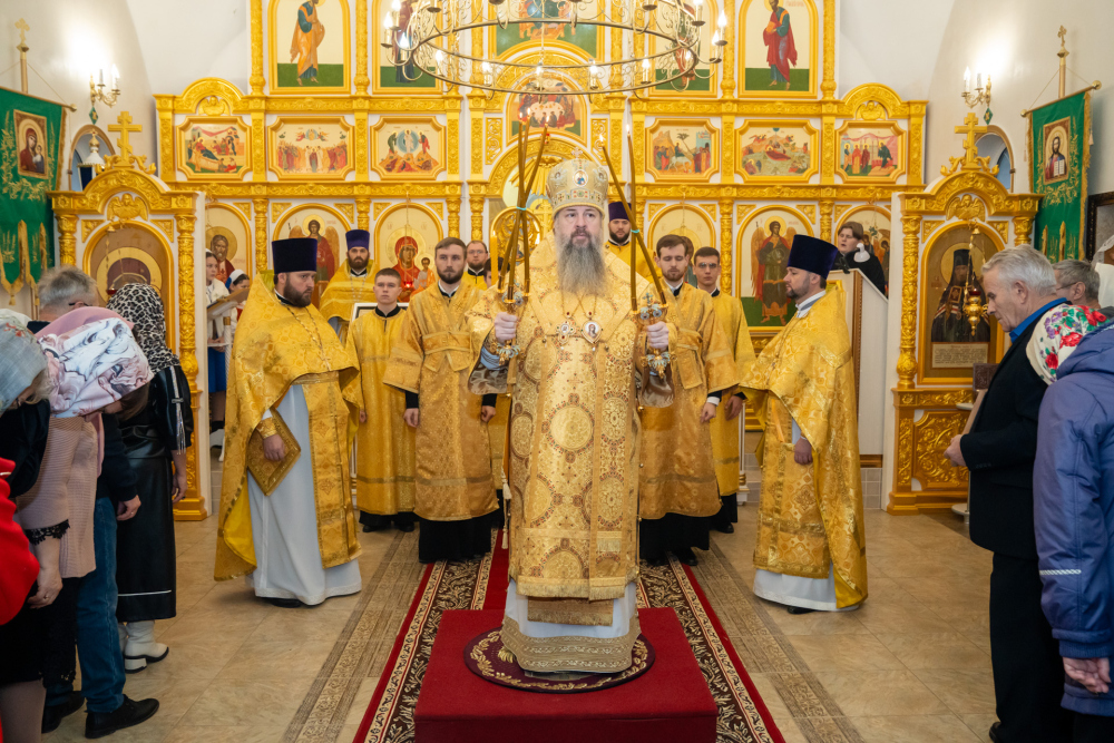 В Неделю 22-ю по Пятидесятнице митрополит Серафим совершил литургию в Троицком храме деревни Камайка