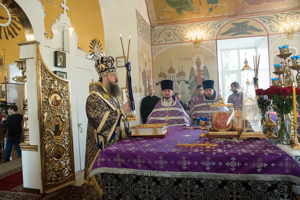 В Неделю Крестопоклонную митрополит Серафим совершил Литургию в нашем храме