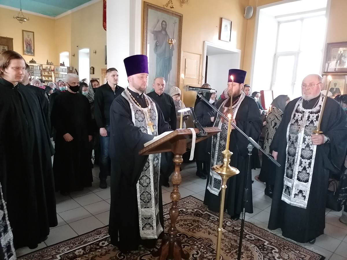 Протоиерей Александр Филиппов совершил повечерие с чтением Великого канона преподобного Андрея Критского